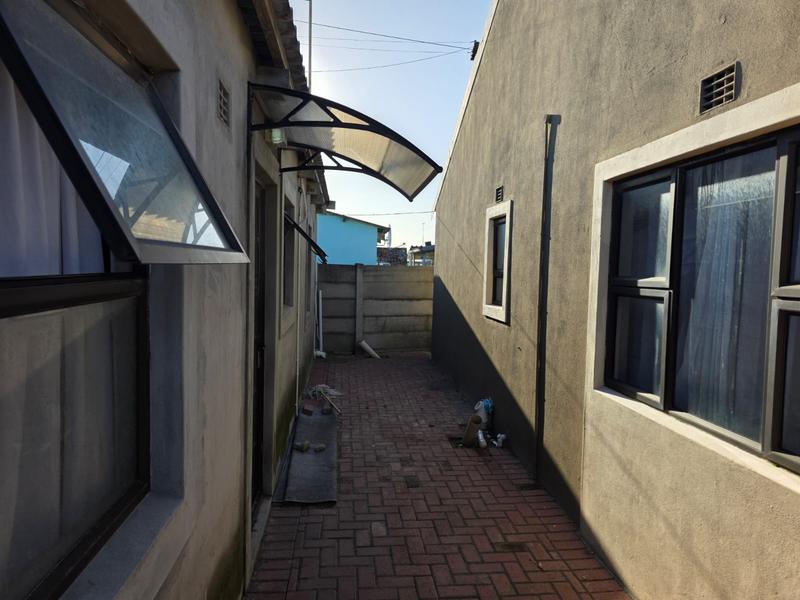 5 Bedroom Property for Sale in Mandela Park Western Cape
